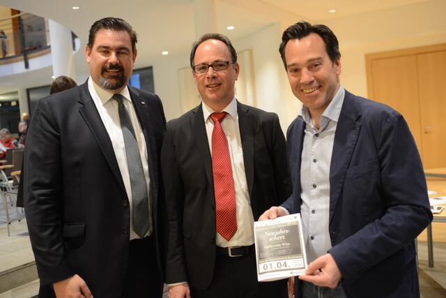 Bürgermeister Stefan Steinbichler, Flötist Martin Rotter-Nunner und Vizebgm. Andreas Kirnberger.