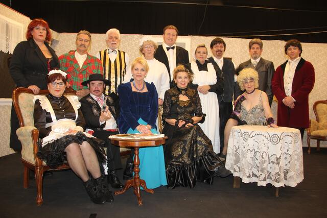 Turbulente Szenen bot die Theatergruppe bei der Premiere. | Foto: Foto: Mold