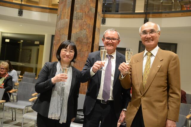 Kulturattachée Shoko Haruki, ÖBf-Vorstand Rudolf Freidhager und der japanische Botschafter Akira Mizutani feierten Neujahr am 1. April.