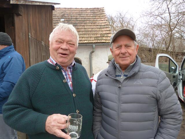 Weppersdorfer Hiltz Johann und Horitschoner Pinezits Franz genossen ein paar Tassen warmen Glühwein und begutachteten die bunte Produktauswahl.