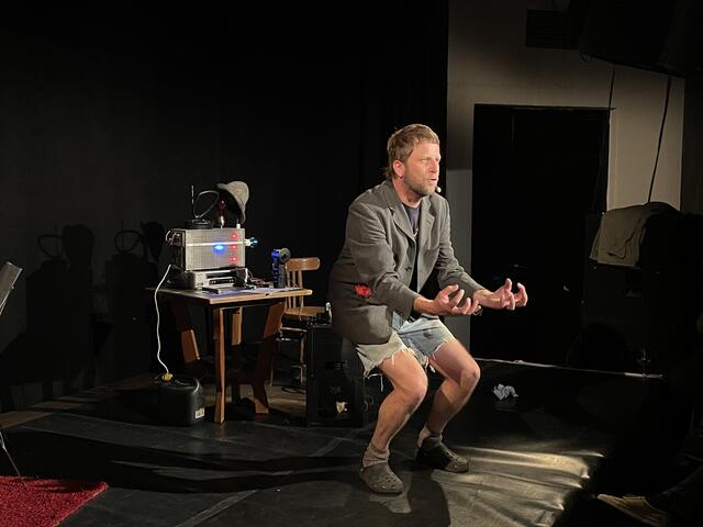 Kabarettist Thomas Posch mit seinem Debüt-Programm im Haller Stromboli. | Foto: Kendlbacher