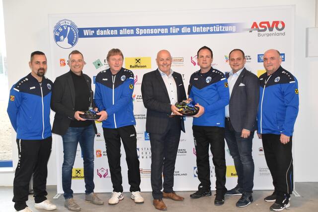 Die Stocksporthalle wurde sozusagen symbolisch übergeben: ObmStv. Markus Greller, Sportstadtrat Vizebgm. Hans Peter Hadek, ObmStv Johann Benkö, Bgm. Georg Rosner, Obm. Christian Resch, Stadtrat und Baumeister Mario Raba, ObmStv Karl Heinz Gruber | Foto: Michael Strini
