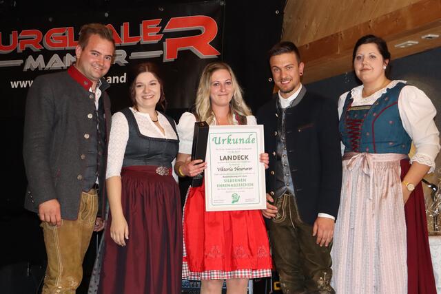 Landesobmann Dominik Traxl, Landesleiterin Bettina Hechenberger, Viktoria Neururer, Bezirksobmann Marcel Pfisterer und Bezirksleiterin Jaqueline Traxl (v.li.) | Foto: Siegele