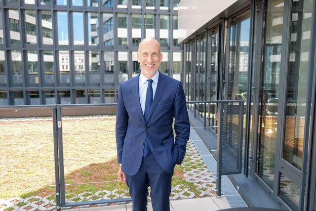 Arbeitsminister Martin Kocher freut sich über die niedrigen Arbeitslosenzahlen. | Foto: Markus Spitzauer