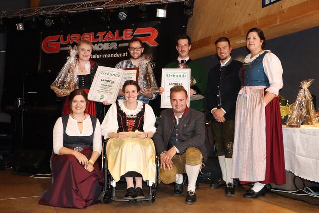 Im Zuge des Bezirkslandjugendtages im Kaunertal wurden auch verdiente FunktionärInnen und Funktionäre geehrt: Landesleiterin Bettina Hechenberger, Bezirksgeschäftsführerin Jelena Jehle und Landesobmann Dominik Traxl (vorne v.li.) gratulierten unter anderem Stefanie Siehs, Matthias Geiger und Gabriel Juen. Bezirksobmann Marcel Pfisterer und Bezirksleiterin Jaqueline Traxl (hinten v.li.) dankten für das Engagement. | Foto: Siegele