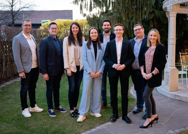 Vizebürgermeister Martin Plank, JVP Bezirksobmann Innsbruck-Land Stadtrat Johannes Tilg, JVP Tirol Landesobfrau Landtagsvizepräsidentin Sophia Kircher, Geschäftsführerin Valentina Plank, Finanzreferent Dominik Ebner, Ortsobmann Stefan Müßigang, Ortsobmann-stellvertreter David Bichler und Schriftführerin Julia Anzengruber.
  | Foto: JVP Thaur