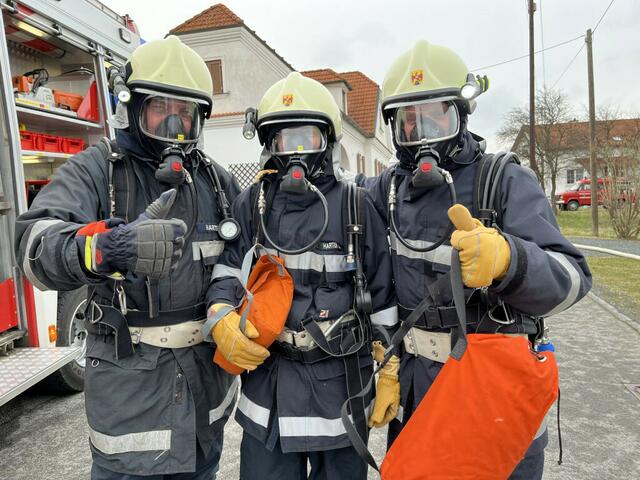 Atemschutztrupp Deutsch Gerisdorf (Helmut, Agnes und Jürgern HARTER) beim Ausrüsten. | Foto: FF-Bubendorf – Michael Mandl
