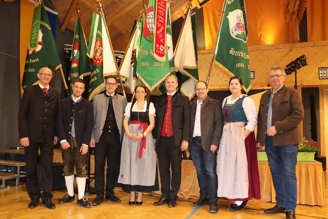 Bezirksobmann Marcel Pfisterer (2.v.li.) und Bezirksleiterin Jaqueline Traxl (2.v.re.) konnten unter anderem Landesrat Toni Mattle, Bauernbunddirektor Peter Raggl, Vizebürgermeisterin Sarah Raich, Bezirksobmann von Forum Land Thomas Pohl, Bezirksstellenleiter der Landwirtschaftskammer Landeck Peter Frank und Alt-Bürgermeister Pepi Raich (v.li.) begrüßen. | Foto: Siegele
