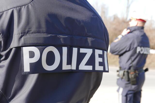 Die Polizei zog in Gampern einen 21-Jährigen aus dem Verkehr, der keinen B-Führerschein besitzt und alkoholisiert ein Firmenfahrzeug lenkte, bei dem ein Reifen nur noch auf der Felge fuhr. | Foto: BRS