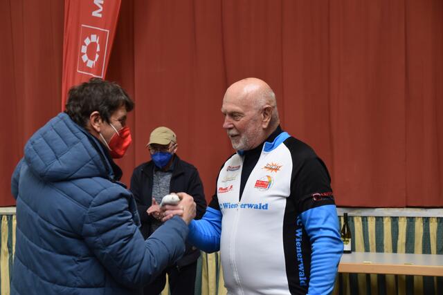Gratulationen zum 80er: MTB Eisenberg-Obmann Johann Hetfleisch gratulierte Herbert Pscheidt zum Runden, den der rüstige Zweitplatzierte am 4. April 2022 begeht | Foto: Michael Strini