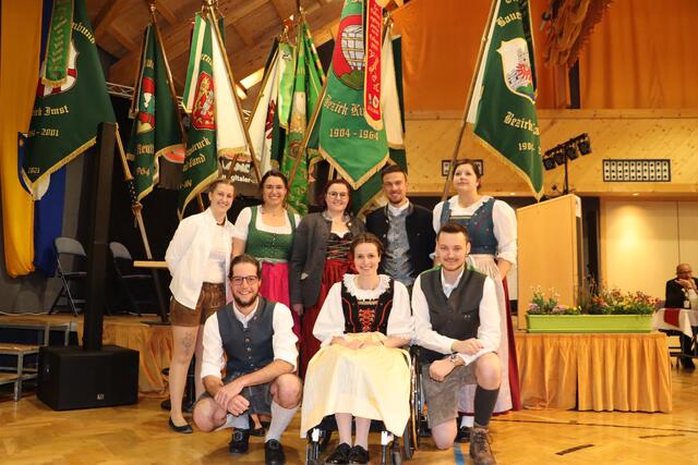Führungsteam der Jungbauernschaft/Landjugend Bezirk Landeck: Carina Kuprian, Hannah Mair, Jasmin Siehs, Marcel Pfisterer, Jaqueline Traxl (hinten v.li.), Sebastian Juen, Jelena Jehle und Simon Geiger (vorne v.li.). | Foto: Siegele