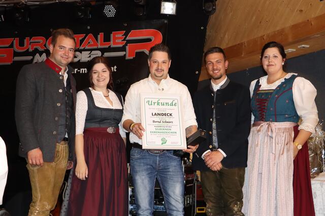 Landesobmann Dominik Traxl, Landesleiterin Bettina Hechenberger, Bernd Schwarz, Bezirksobmann Marcel Pfisterer und Bezirksleiterin Jaqueline Traxl (v.li.) | Foto: Siegele