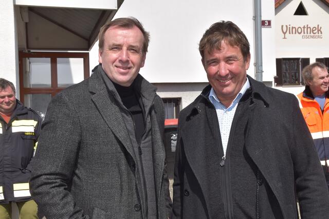 Interessierte Beobachter: NR Christian Drobits und Bgm. Franz Wachter | Foto: Michael Strini