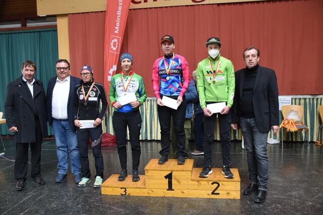 Gesamtwertung Frauen (Strecke B): Bgm. Franz Wachter, Wolfgang Steflitsch (ASVÖ-Vizepräsident), Sabine Greipel, Andrea Lammerhuber, Nadja Heigl, Adel Horvath und Christian Drobits | Foto: Michael Strini