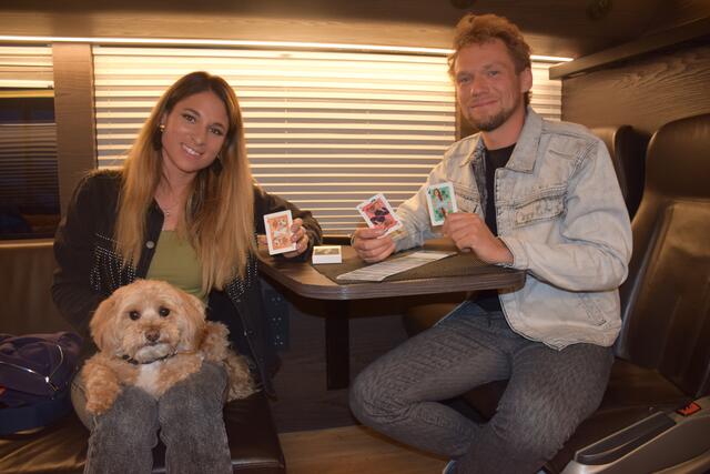 Blick in den Tourbus: Amélie van Tass und Thommy Ten mit Koni Hundini | Foto: Schrefl