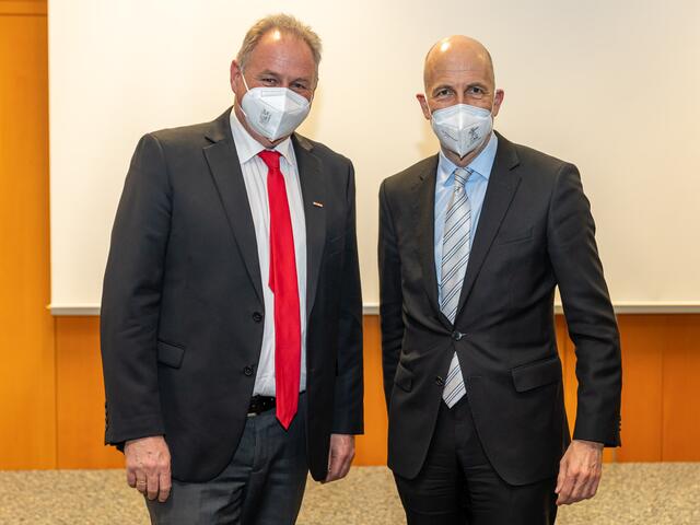 WKO-Obmann Klemens Steidl (l.) durfte Arbeitsminister Martin Kocher (r.) in der Wirtschaftskammer Braunau begrüßen. | Foto: WKO Braunau