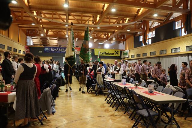 Feierlicher Einzug zur Heiligen Messe. | Foto: Siegele
