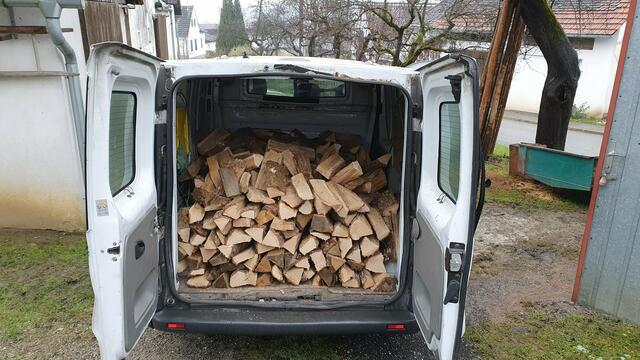 Holzlieferung - damit man es schön warm zu Hause hat | Foto: Philipp Steinriegler