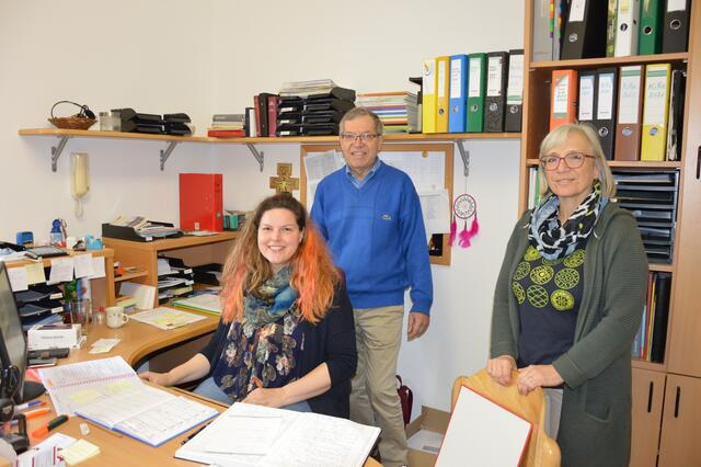 Die neue Pfarrsekretärin Laura Pöllhuber, Pfarrer Alois Hofmann und Regina Diwald, die nach 20 Jahren in Pension geht.