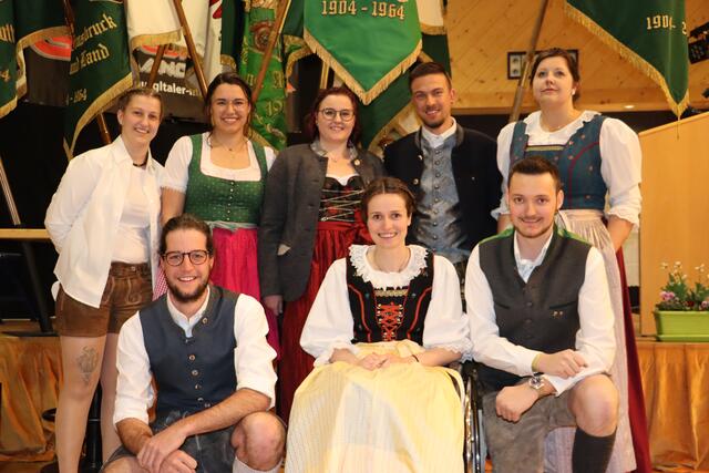 Führungsteam der Jungbauernschaft/Landjugend Bezirk Landeck: Carina Kuprian, Hannah Mair, Jasmin Siehs, Marcel Pfisterer, Jaqueline Traxl (hinten v.li.), Sebastian Juen, Jelena Jehle und Simon Geiger (vorne v.li.). | Foto: Siegele