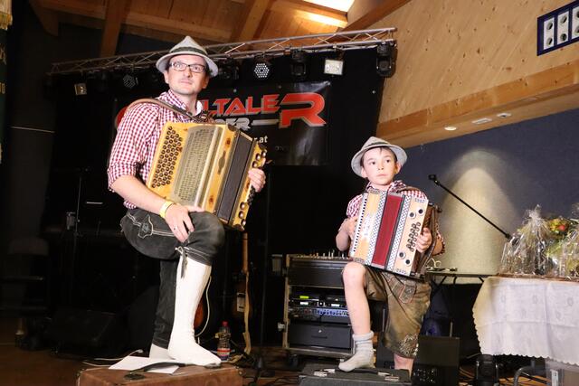 Begleitet wurden die Fahnenschwinger vom musikalischen Vater-Sohn Duo Mathias und Mateo Spiss (v.li.). | Foto: Siegele