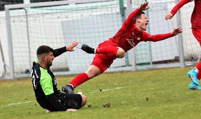 Max Winkler zeigt Härte im Zweikampf. | Foto: Fussball-Impressionen vom Salzburger Unterhaus