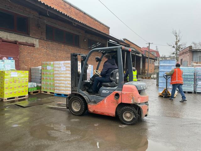 Die Hilfsgürter werden in Lemberg abgeladen. | Foto: BRS