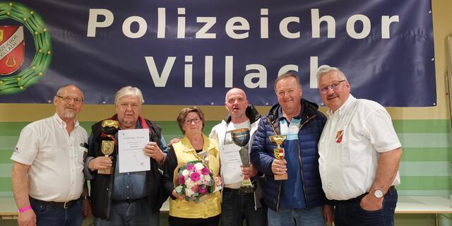 v.l.n.r.: Spielleiter Granig, Willi Goser, Gertrud Kosche, Karl Oberdabernig, Eduart Gattringer und Manfred Hauser. | Foto: Polizeichor Villach