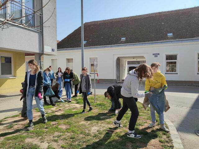 SchülerInnen des BG/BRG Groß-Enzersdorf beim Müllsammeln anläßlich Fridays for Future. | Foto: BG/BRG Groß-Enzersdorf