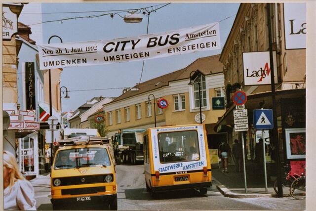 Schnell von A nach B kommt man mit dem Citybus (1992).
 | Foto: Stadtarchiv Amstetten