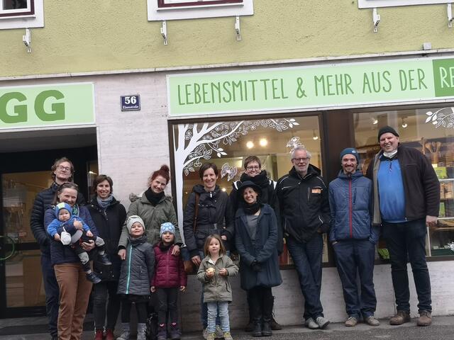 Die interessierten Steyrer Christoph, Brigitte, Katharina, Anna, Barbara, Victoria, Antonia, Michael und Michael besuchten Bernd Fischer (v.l.) von „Ums Egg“ in Losenstein, um sich das Dorfgenossenschafts-Konzept genau anzuschauen.  | Foto: Ums Egg