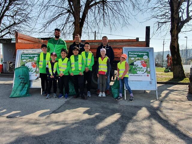 Auch die U9 des SV Friedburg engagierte sich bei der Säuberungsaktion. | Foto: Gemeinde Lengau