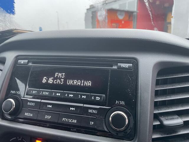 Ständiger Begleiter des Konvois ist das ukrainische Radio. | Foto: BRS