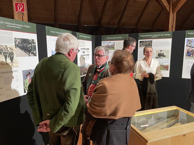 Neben den Informationstafeln gab es auch einige Ausstellungsstücke vergangener Tage zu bestaunen. | Foto: Yannik Lintner