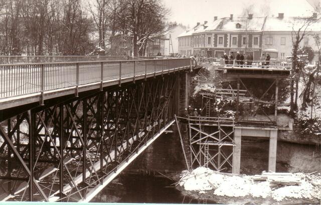 Hausmening: Verschiebung der Ybbstalbrücke 1978.
 | Foto: Stadtarchiv Amstetten
