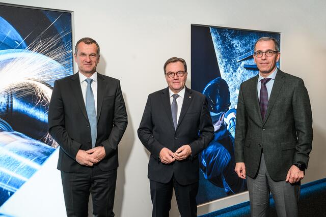 CEO Thomas Friess, LH Günther Platter und Christoph Swarovski bei Tyrolit in Schwaz.  | Foto: P8