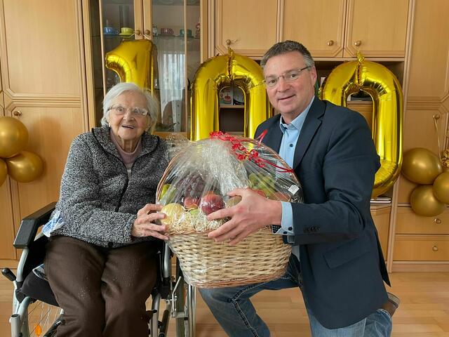 Gratulation zum 100. Geburtstag: Angela Paula Klemisch (Jubilarin), Bgm. Wolfgang Kocevar. | Foto: Stadtgemeinde Ebreichsdorf