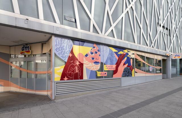 Die Fassade der dm-Filiale auf der Landstraßer Haupstraße wurde in ein Street-Art Kunstwerk verwandelt. | Foto: dm/Hinterramskogler