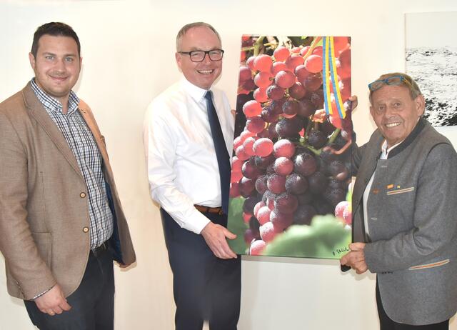 Bürgermeister Markus Baier, LH Stv. Stephan Pernkopf mit Fotograf Herbert Schleich. | Foto: Herbert Schleich