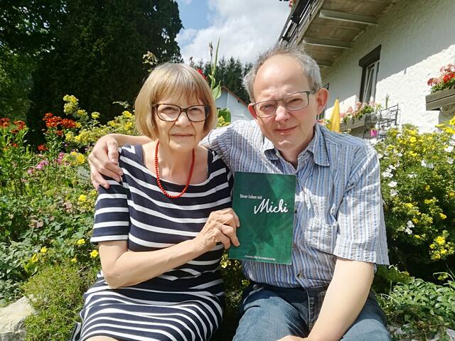 Hannelore und Michi Schweighofer: Auf Wunsch des Sohnes schrieb die Mutter die Geschichte über das Leben mit den Impf-Folgen auf. | Foto: privat