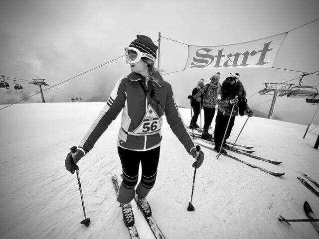 Beim NostalSki waren auch 2022 wieder zahlreiche Nostalgiker am Start. Am Foto vorne: Ulla Conrads. | Foto: StefanLemanski.com