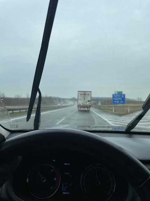 Der Pick-Up folgt dem schweren Lkw in die Ukraine. | Foto: BRS