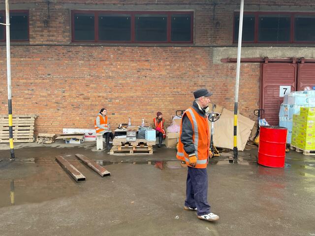 Die Hilfsgürter werden in Lemberg abgeladen. | Foto: BRS