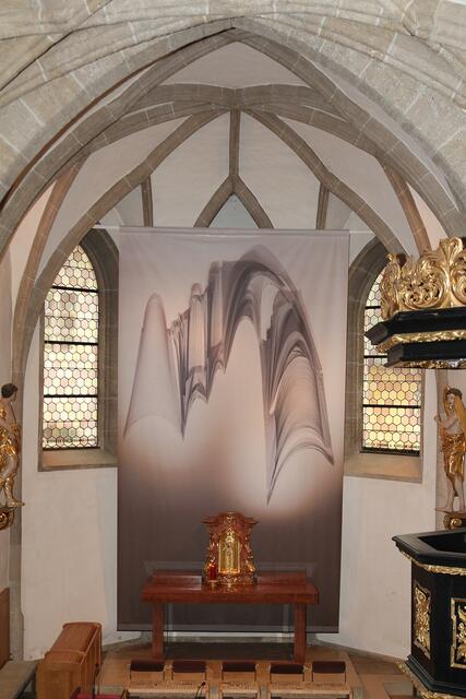 In der Pfarrkirche in St. Magdalena verdeckt in der Fastenzeit ein zeitgenössisches Fastentuch den Altar. | Foto: Pfarre Linz-St. Magdalena