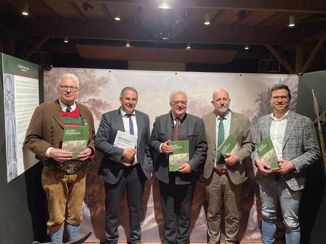 Dr. Reinhard Steinlechner (Vizebürgermeister und Kulturreferent), Peter Schwemberger (Bürgermeister von Volders), Nationalrat Hermann Gahr (ÖVP), Euregio-Beauftragter Fritz Tiefenthaler und Kulturreferent der Partnergemeinde Mühlbach, Oskar Zingerle (v. l. n. r.) | Foto: Yannik Lintner
