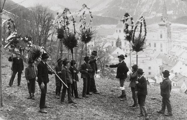 Eine über 100 Jahre alte Tradition: Dieses Palmweihe-Foto in Mariazell stammt aus dem Jahr 1921. | Foto: Foto Kuss