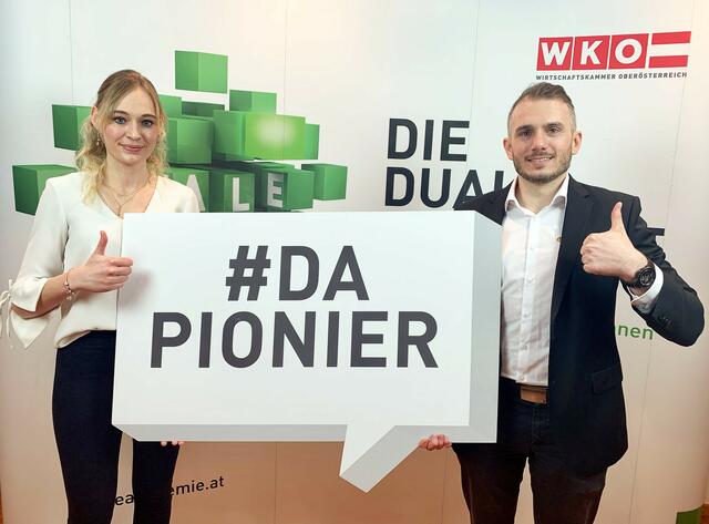 Rosa Mittermair und Joel Wimmer haben sich für eine Ausbildung in der Dualen Akademie entschlossen und mittlerweile auch abgeschlossen.  | Foto: WKOÖ