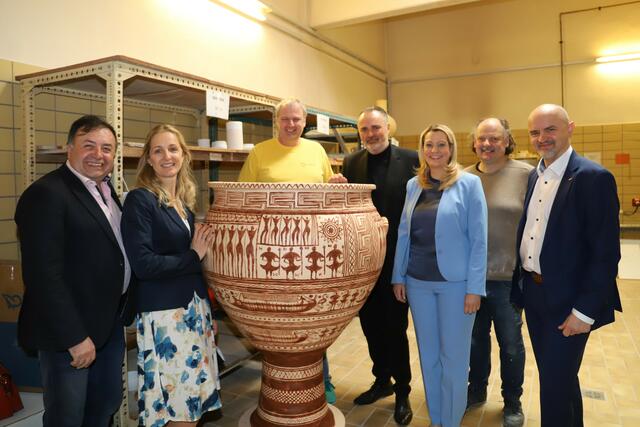  Bürgermeister Bruno Stutzenstein, CERAMICO-Geschäftsführerin und Schuldirektorin Anita Wolf, Administrator Christian Tausz, Landeshauptmann Hans Peter Doskozil, Bildungslandesrätin Daniela Winkler, Werkstättenleiter Manfred Ringhofer und der Bildungsdirektor für Burgenland, Heinz Josef Zitz, (v.l.n.r.) in der Werkstätte. | Foto: LMS