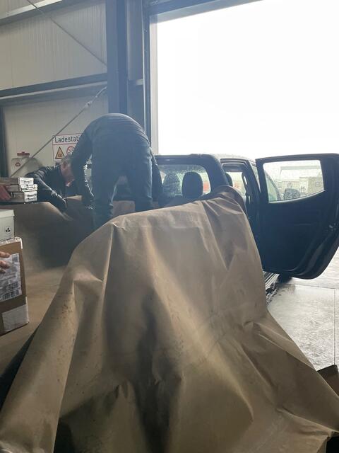 Durch Planen werden die Hilfsgüter wasserdicht eingepackt. | Foto: BRS