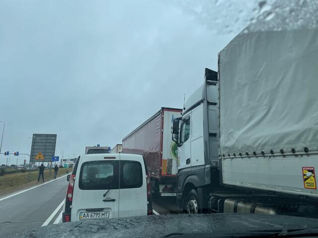 Vor der polnischen Grenze bildet sich eine lange Warteschlange an Fahrzeugen. | Foto: BRS